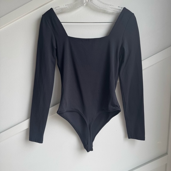 Aritzia Babaton Contour Black Square Neck Long Sleeve Bodysuit Sz M - Picture 10 of 13